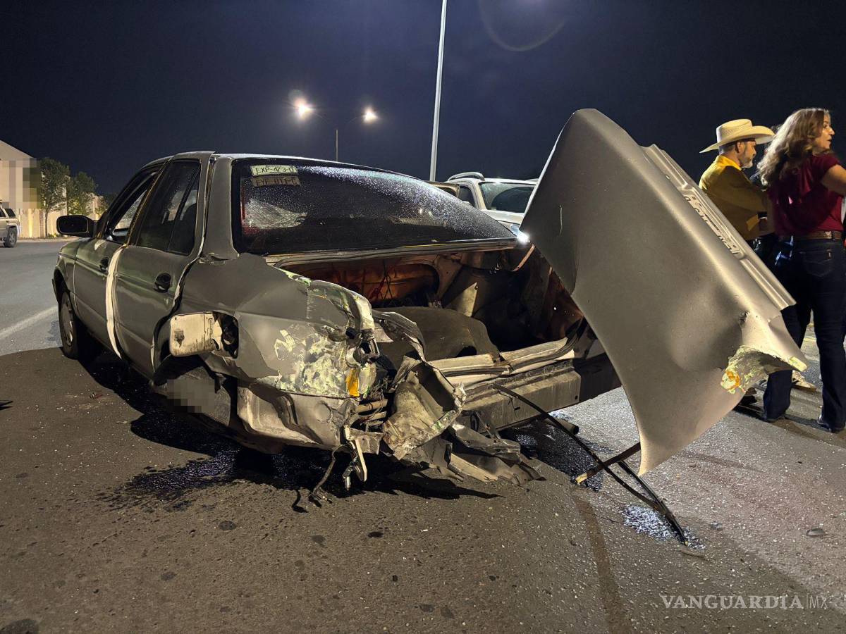 $!La camioneta realizó un retorno sin precaución y provocó el choque con un Nissan Tsuru.