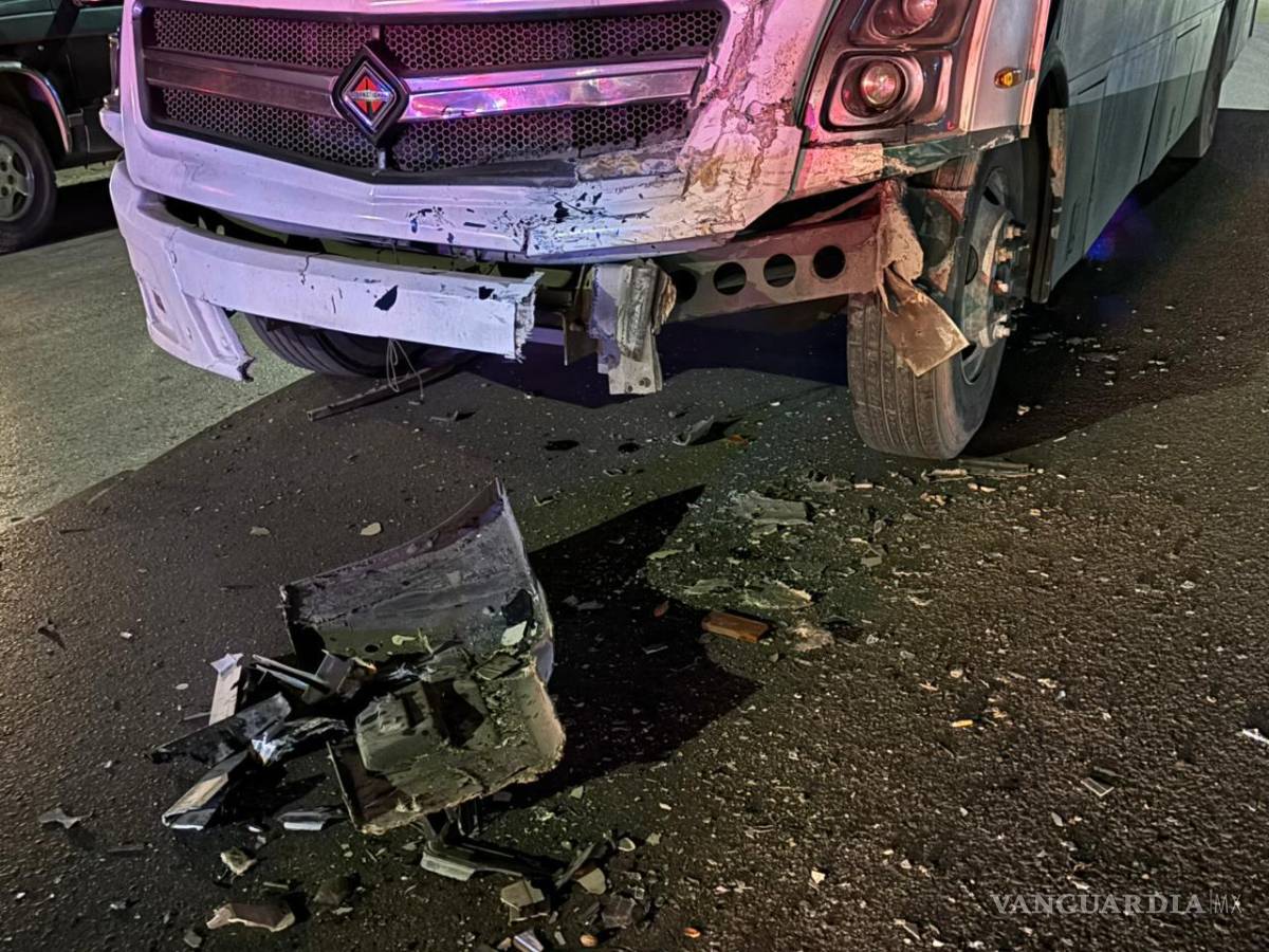 $!El transporte de personal sufrió daños significativos en su estructura frontal tras el choque.