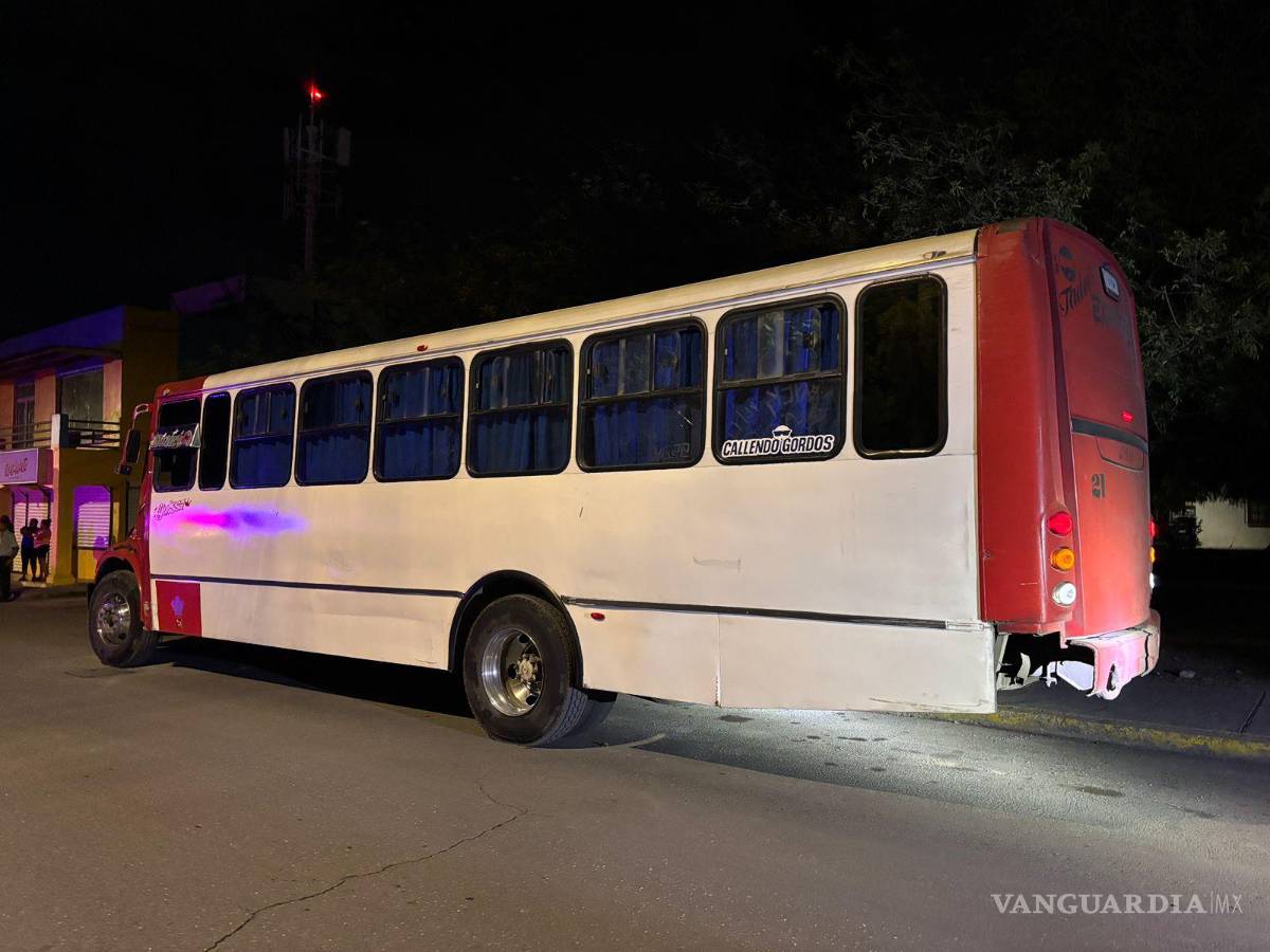 $!Testigos persiguen al chofer responsable tras el choque para detenerlo.