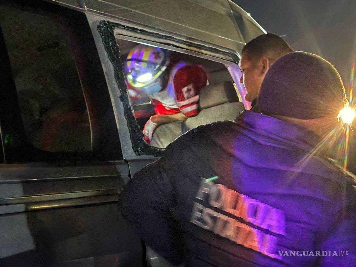 $!Elementos de rescate trabajan para liberar a los pasajeros atrapados tras el brutal choque en el Periférico Luis Echeverría.