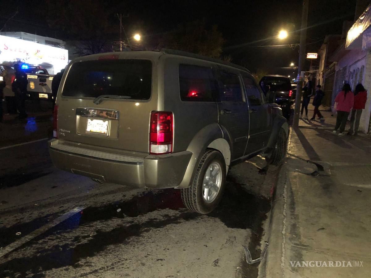 $!Elementos de Tránsito Municipal acudieron al lugar de los hechos para tomar conocimiento de lo ocurrido, entrevistándose con los involucrados.