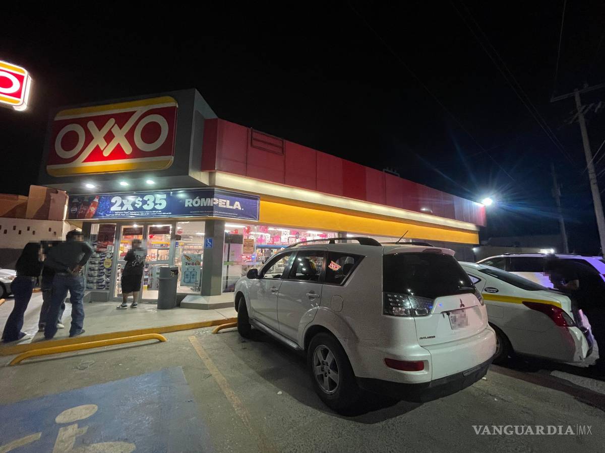 $!La camioneta Mitsubishi blanca quedó incrustada en el ventanal principal de la tienda tras el error de la conductora.