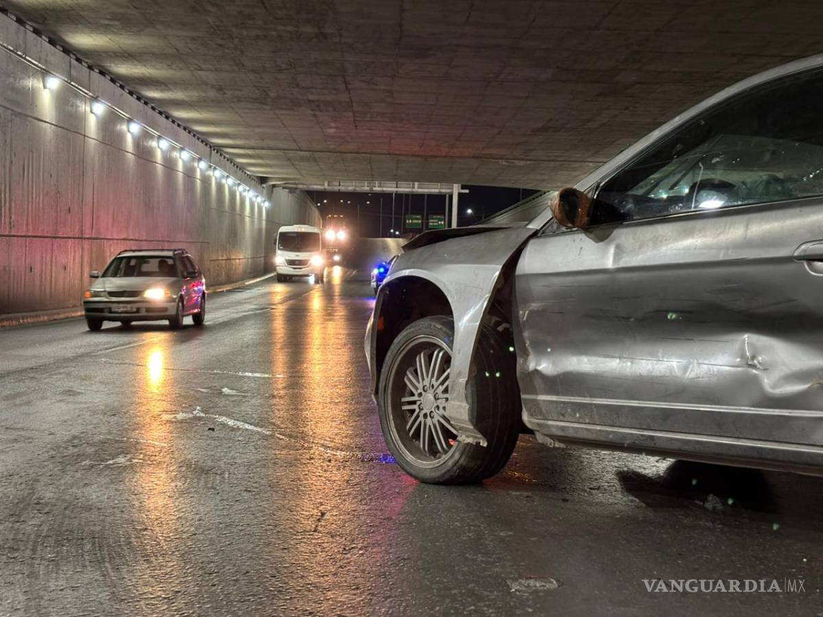 $!Elementos de Tránsito Municipal abanderaron la circulación para evitar más accidentes tras el incidente en el periférico.