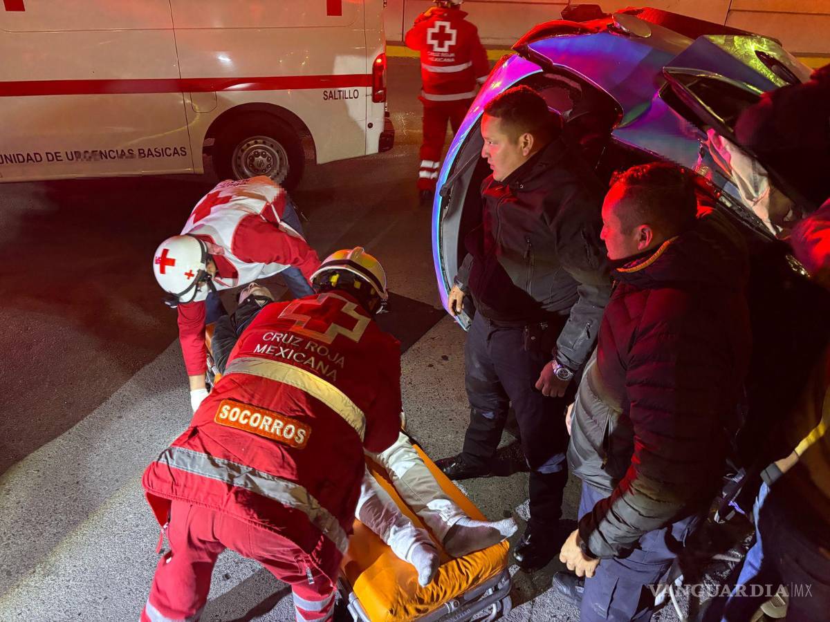 $!Paramédicos de la Cruz Roja trasladan al conductor herido tras sufrir un grave accidente en el periférico Luis Echeverría.