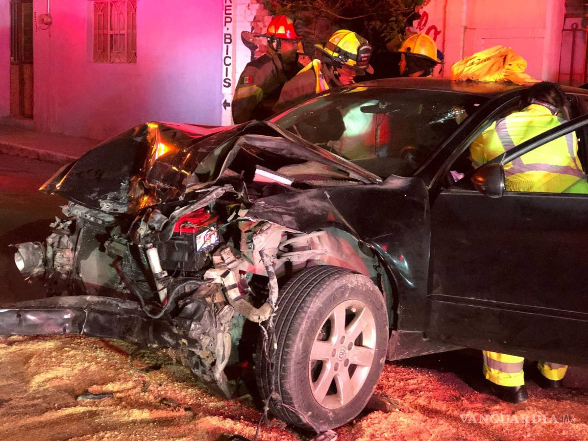 $!Equipos de emergencia trabajaron para liberar a los heridos atrapados en los vehículos después del choque.