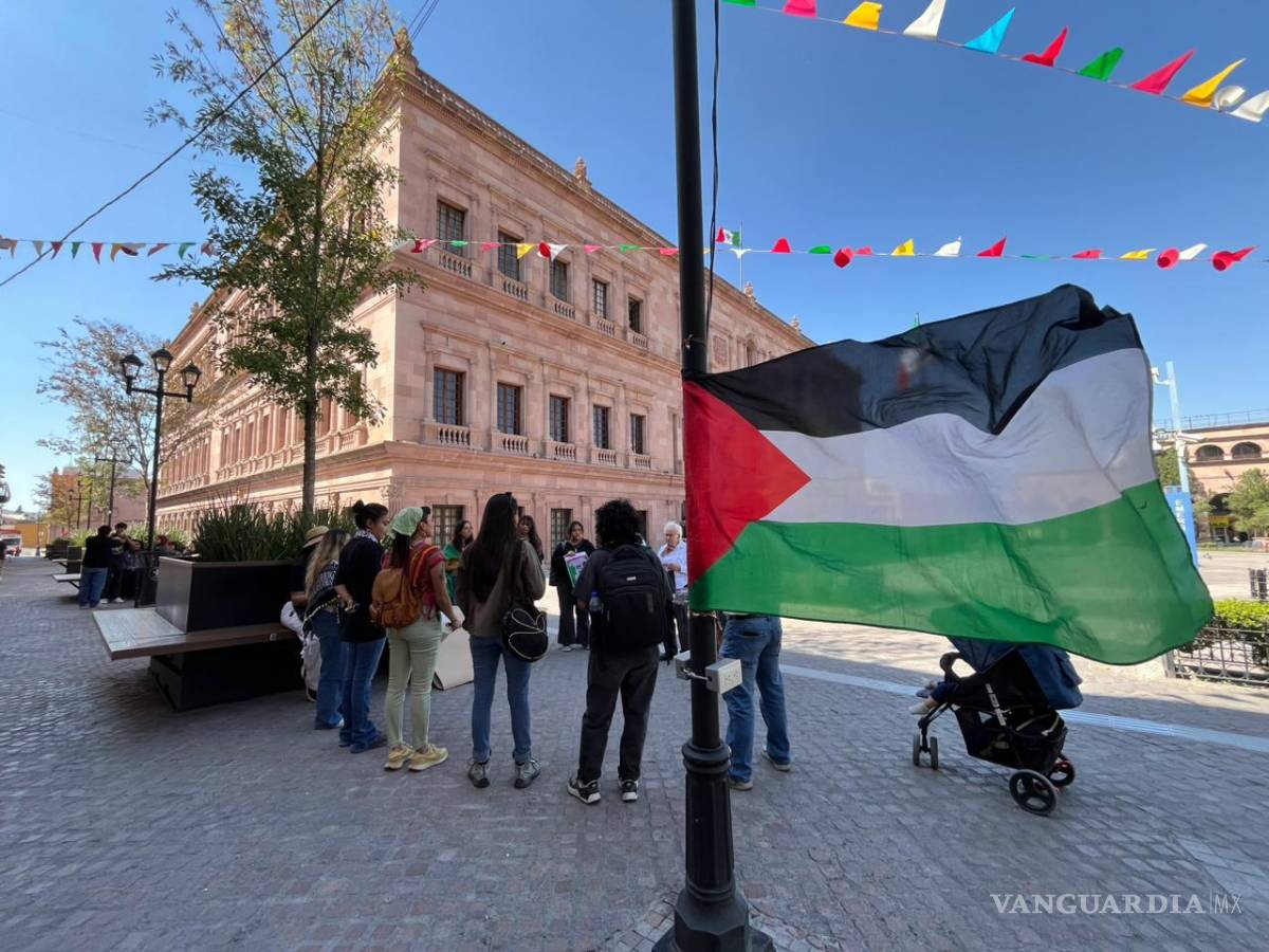 $!Con la bandera palestina ondeando, la demostración se hizo presente enfrente de las instalaciones del poder ejecutivo coahuilense.