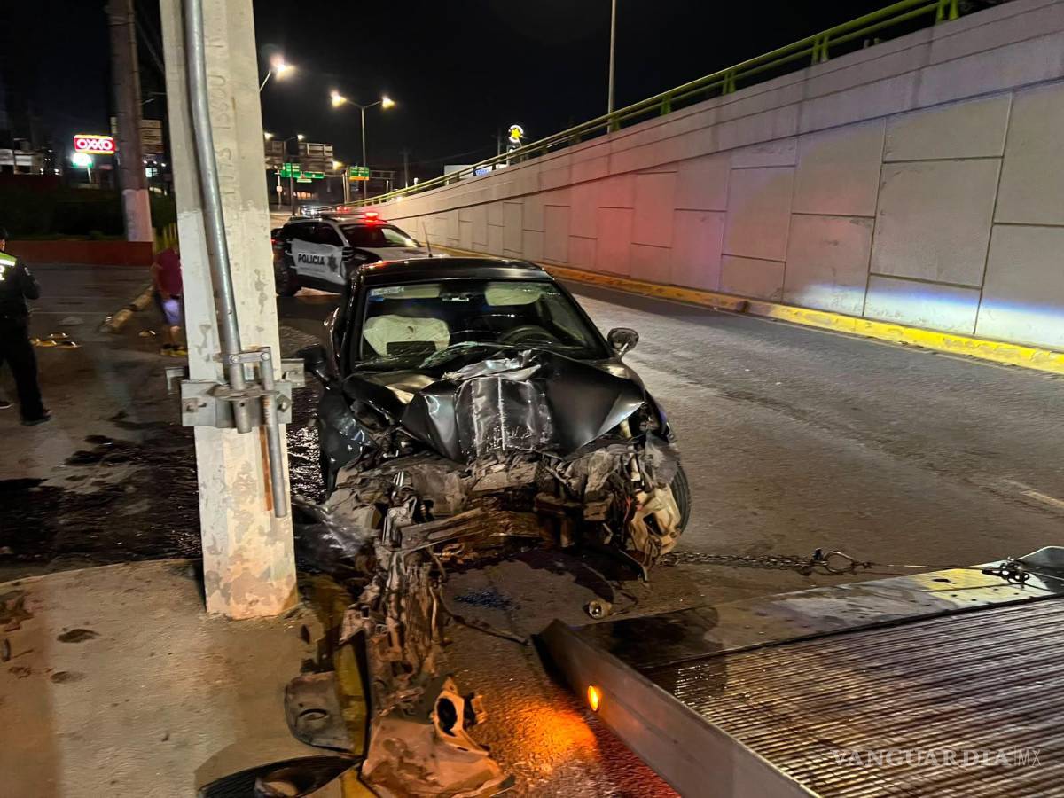 $!Tras el impacto inicial, la unidad salió de la carpeta asfáltica, subió a la banqueta y terminó estrellándose violentamente contra una estructura de concreto, lo que dejó al conductor con lesiones de consideración.