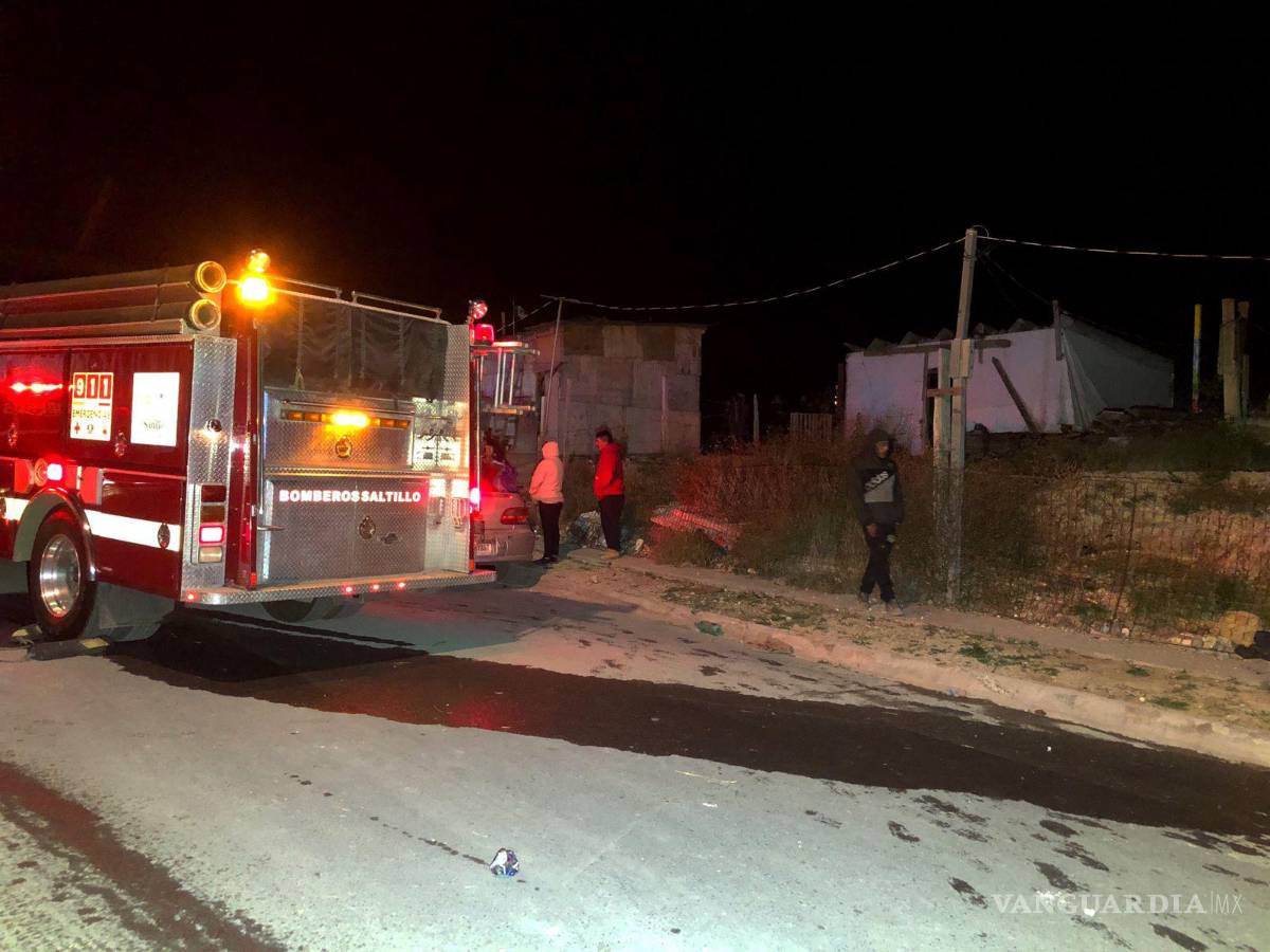 $!Residentes de la colonia Hacienda Las Isabeles trataron de contener las llamas antes de la llegada de los cuerpos de seguridad.