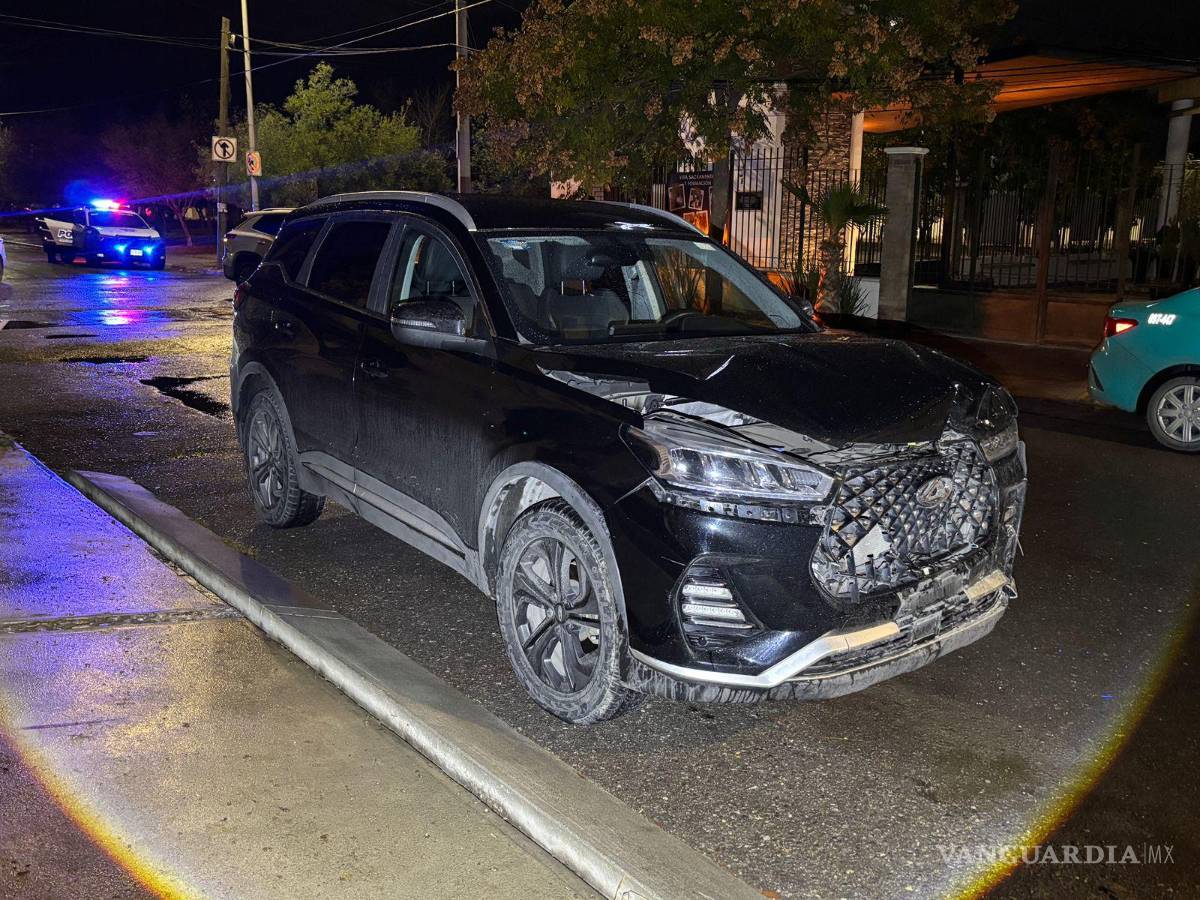 $!La camioneta Infiniti permaneció detenida en el cruce donde ocurrió el choque.