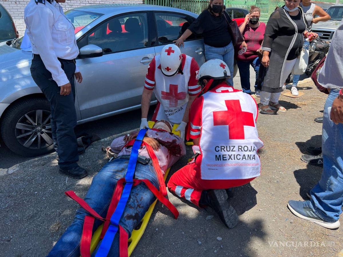 $!Familiares del lesionado llegaron al lugar del accidente para recolectar el cuero cabelludo del lesionado, ya que les fue solicitado por el médico para injertarlo.