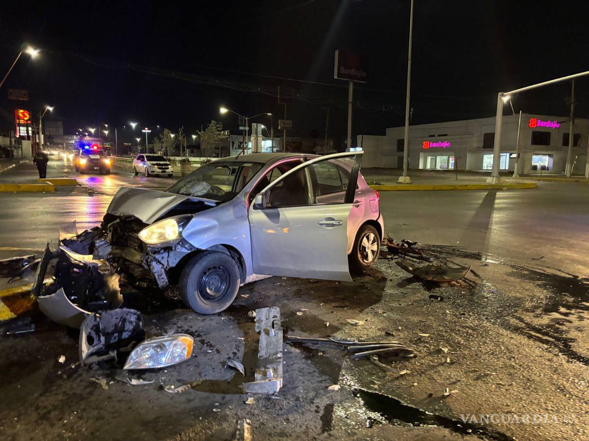 $!El vehículo Nissan March fue proyectado al camellón tras el fuerte impacto provocado por la vuelta prohibida.