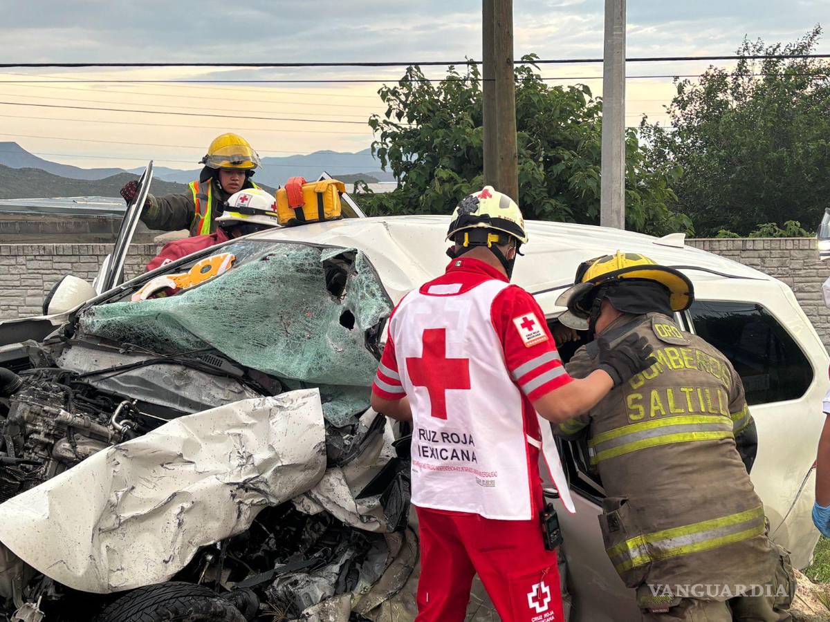 $!Paramédicos y rescatistas trabajaron coordinadamente para atender a los heridos en el lugar.