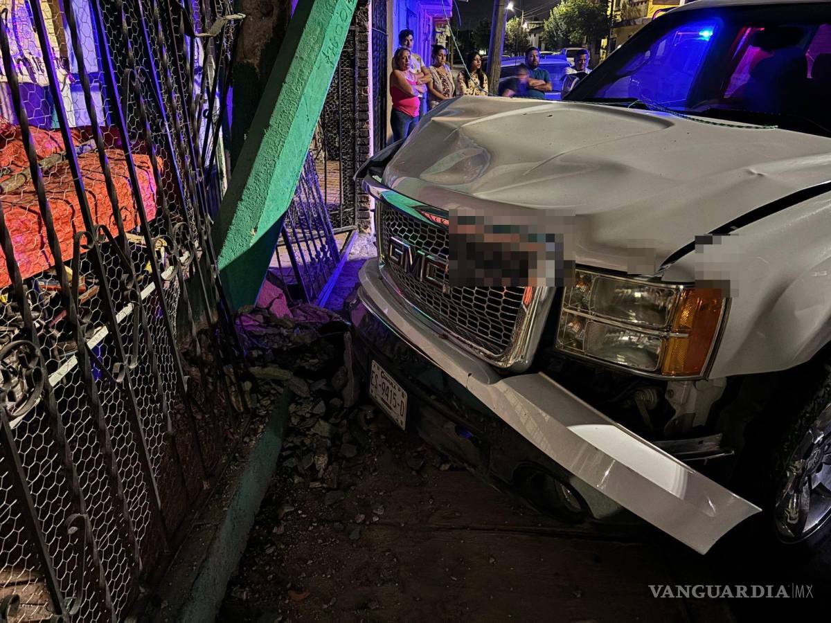 $!La camioneta GMC pick up terminó impactándose contra un poste de concreto y la fachada de una vivienda en la colonia San Ramón.
