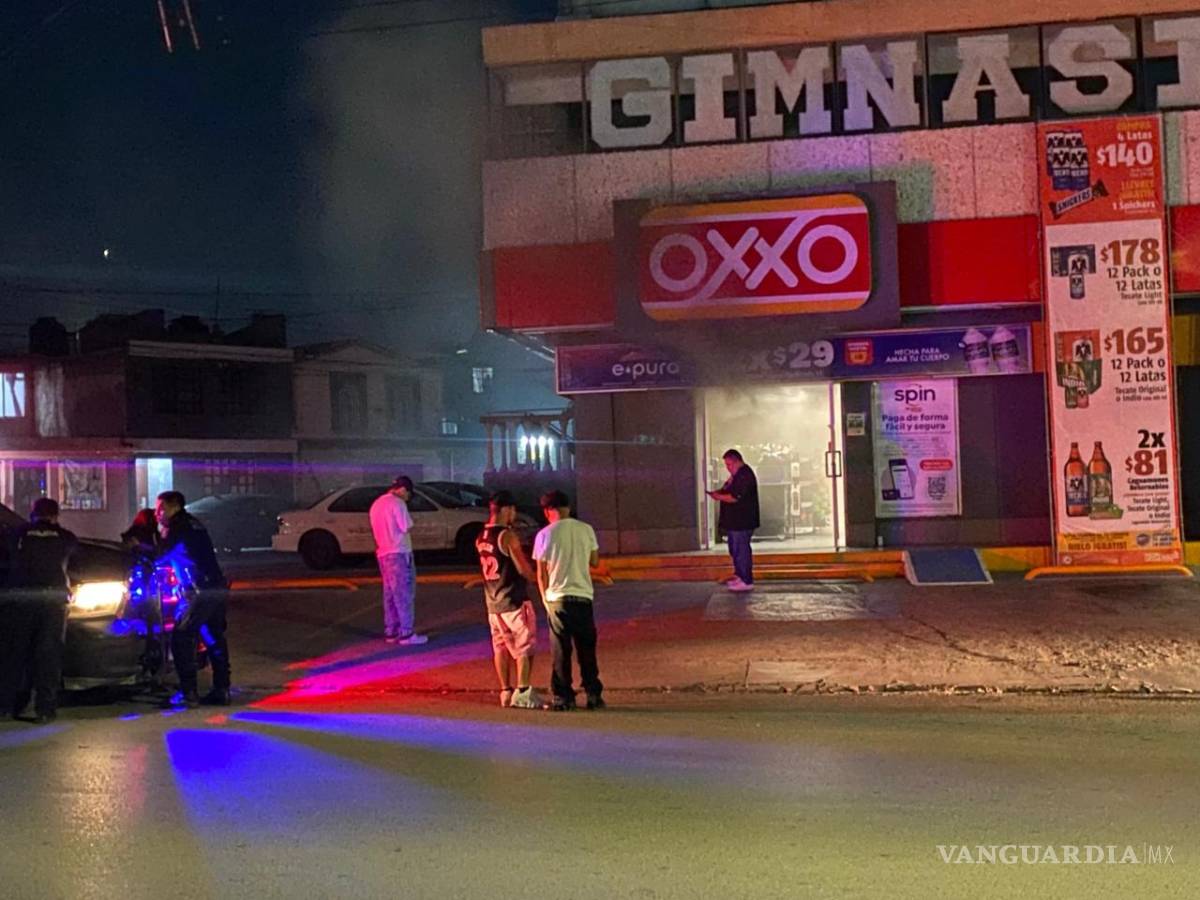 $!La zona fue acordonada por elementos de seguridad para impedir el acceso de civiles mientras se llevaban a cabo las labores de enfriamiento y revisión estructural del inmueble afectado por el incendio.