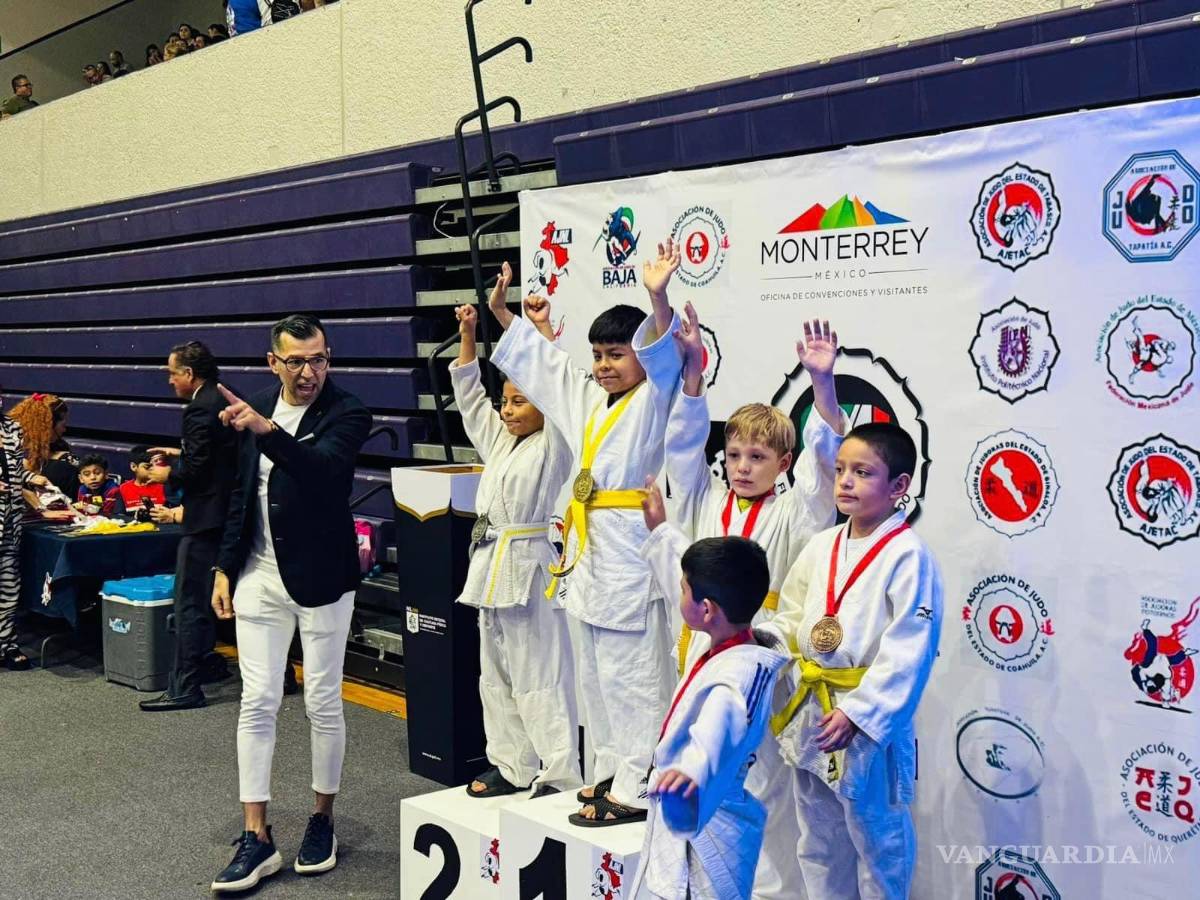 $!Los pequeños atletas recibiendo sus medallas.