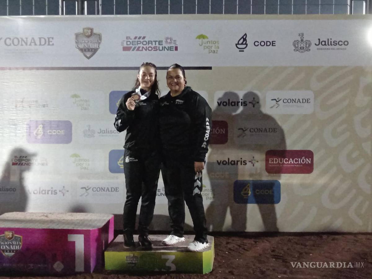 $!Camila junto a su entrenadora.