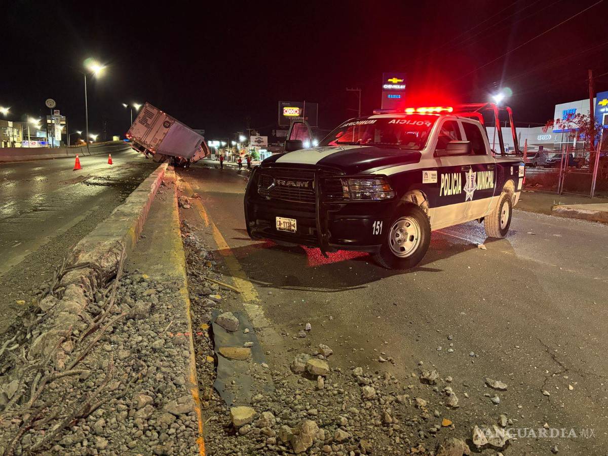 $!Elementos de la Policía Municipal cerraron la circulación por el derrame de combustible.