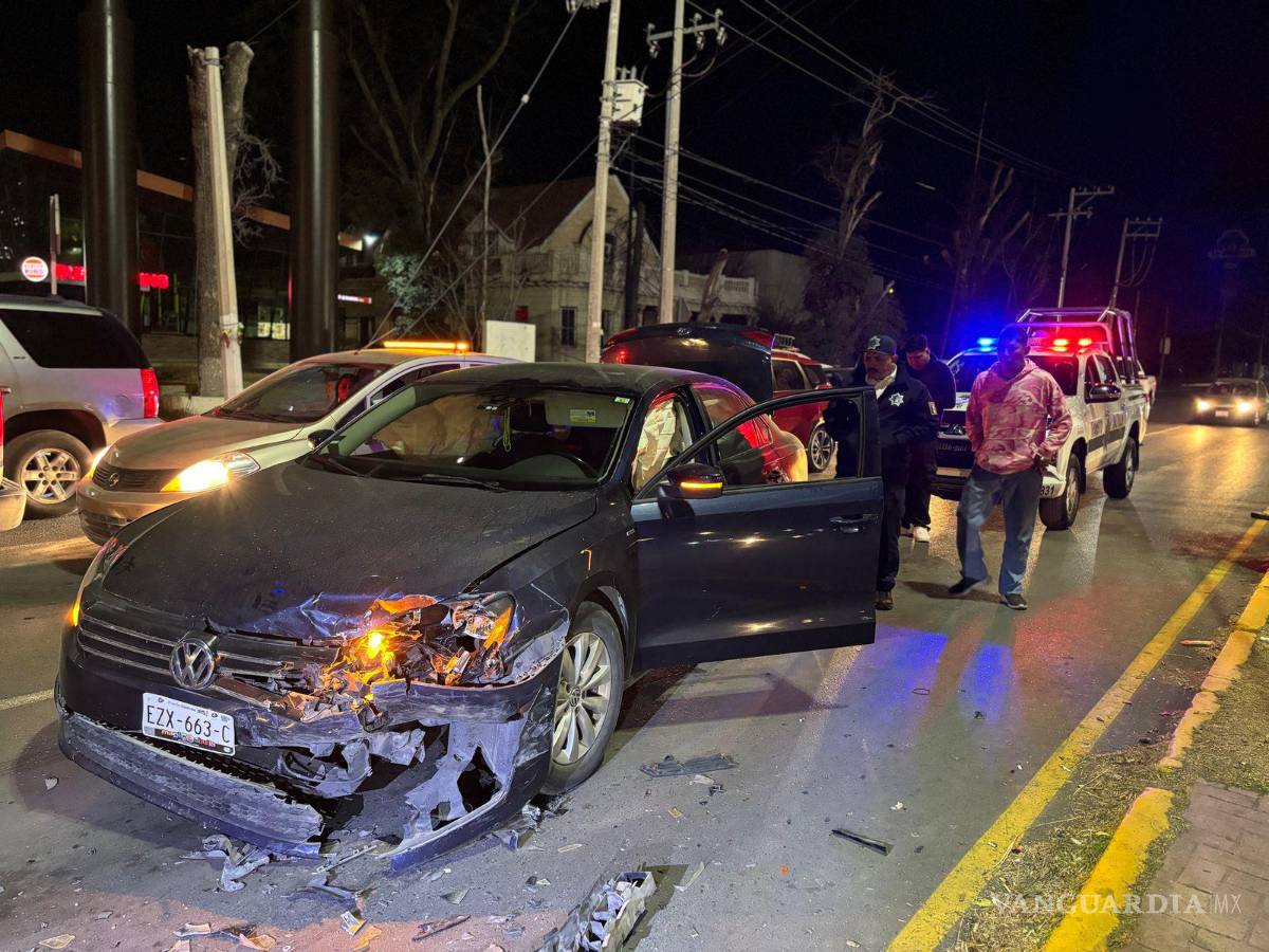 $!El Volkswagen Jetta quedó con el frente destrozado tras el impacto en el semáforo.