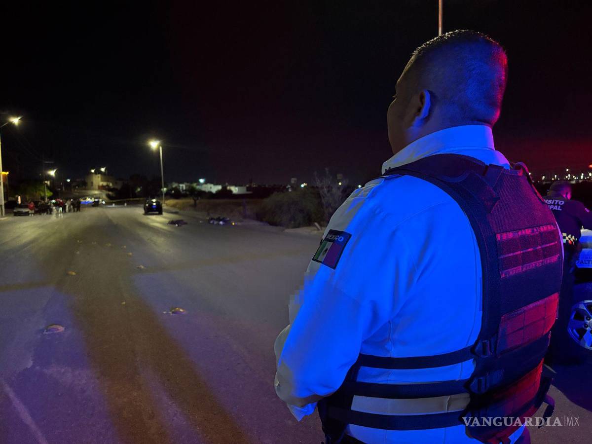 $!Elementos de Tránsito Municipal arribaron al sitio del accidente y procedieron a acordonar la zona para preservar la escena.