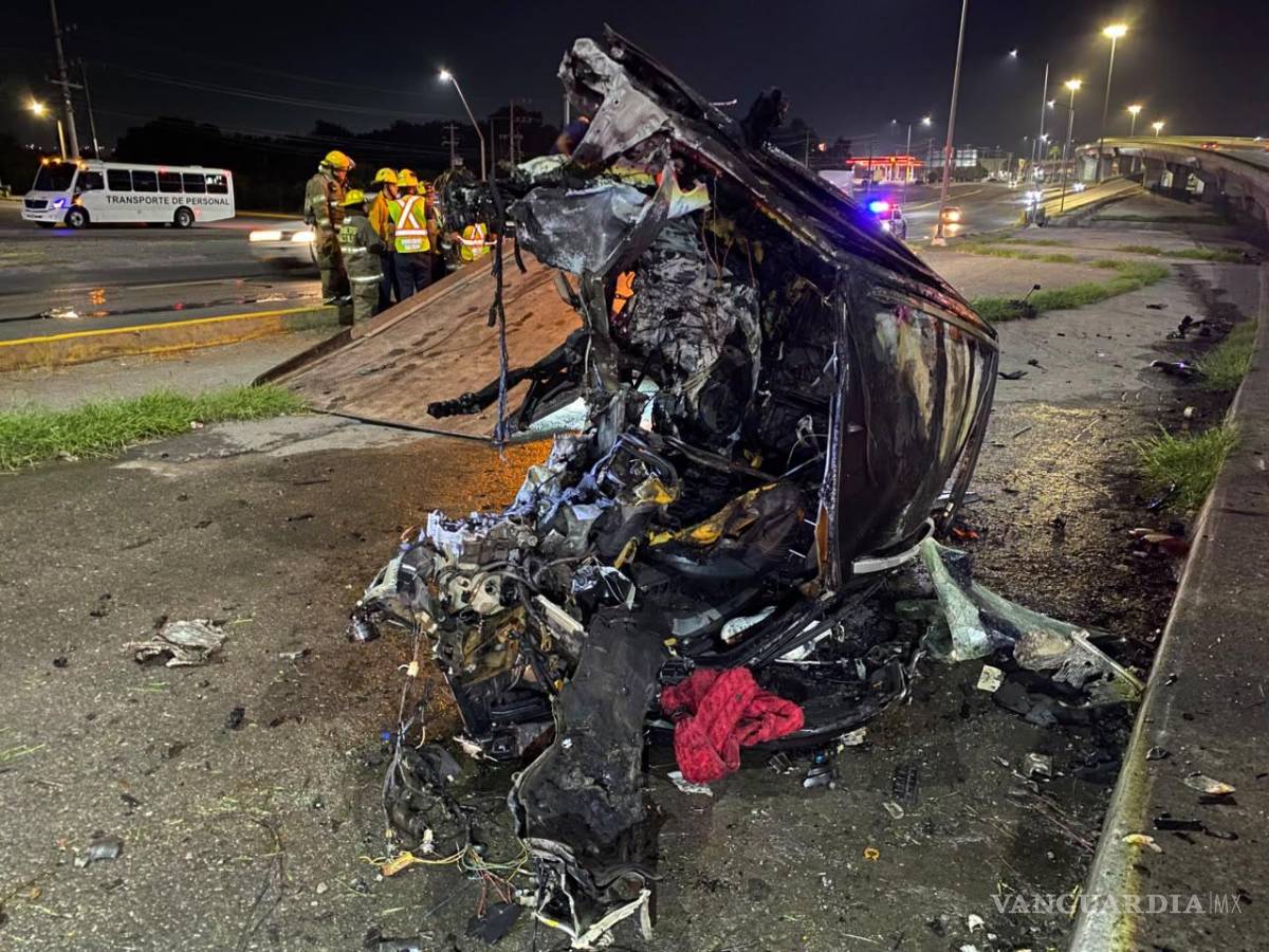 $!El Chevrolet Spark quedó prácticamente destruido tras impactarse contra la base del distribuidor vial El Sarape.