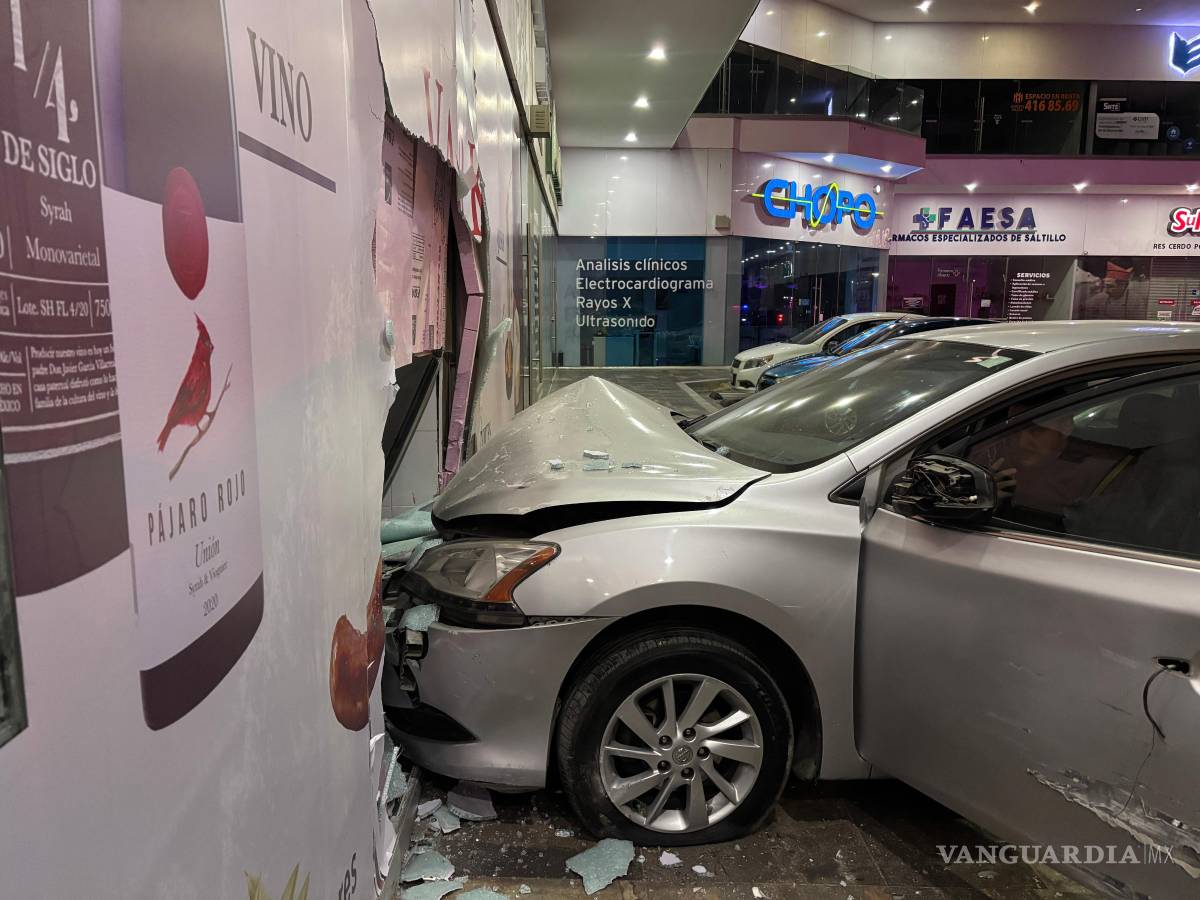 $!Elementos de Tránsito Municipal acudieron a la plaza comercial para tomar conocimiento del percance.