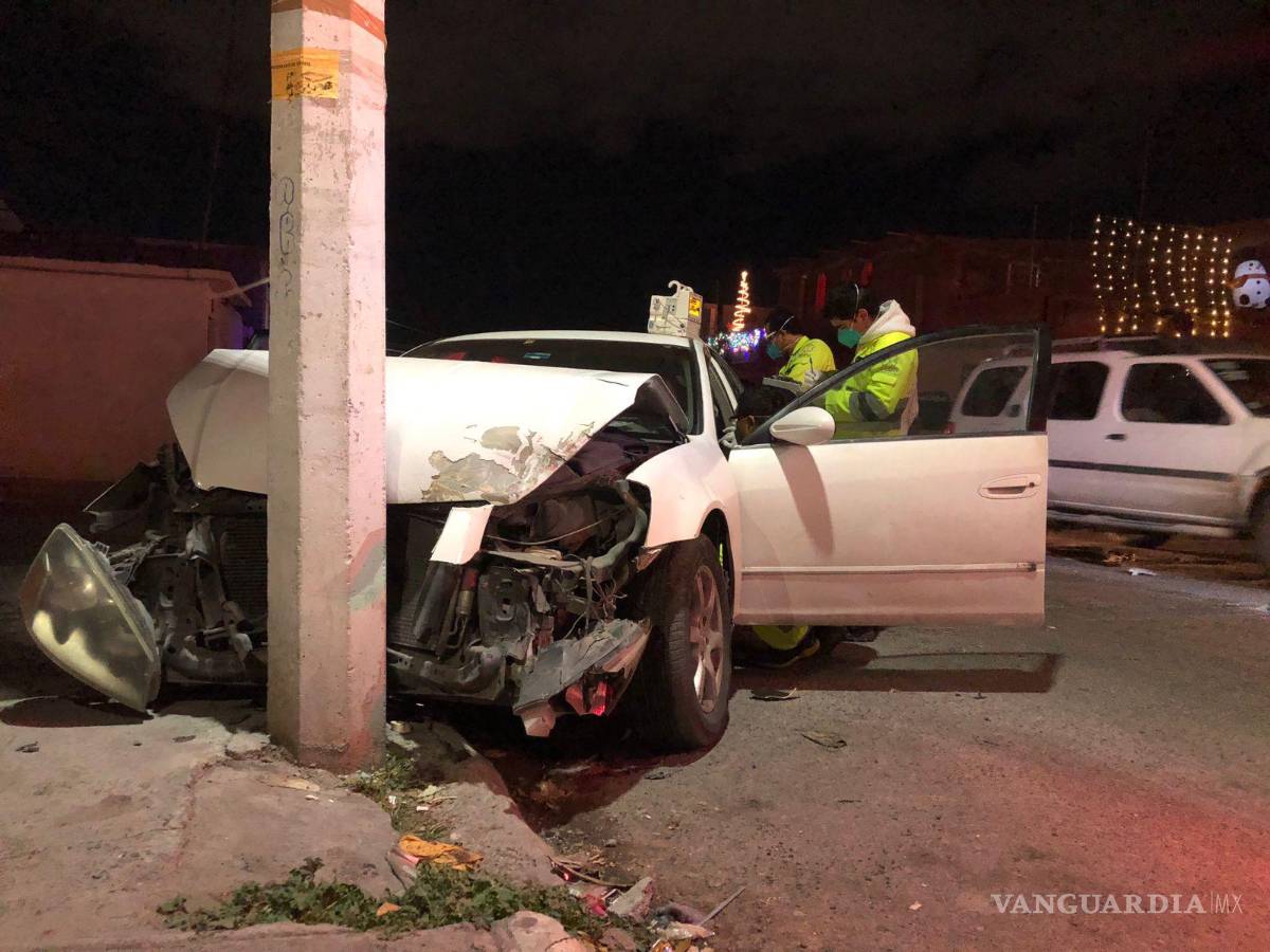 $!El auto terminó estampado en el poste.