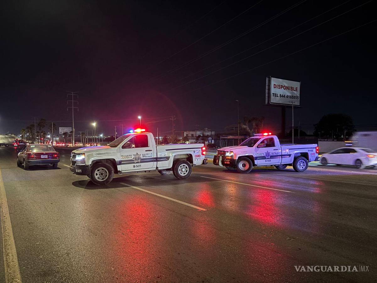 $!Elementos de Tránsito Municipal cerraron la vialidad para evitar más percances en el bulevar Fundadores.