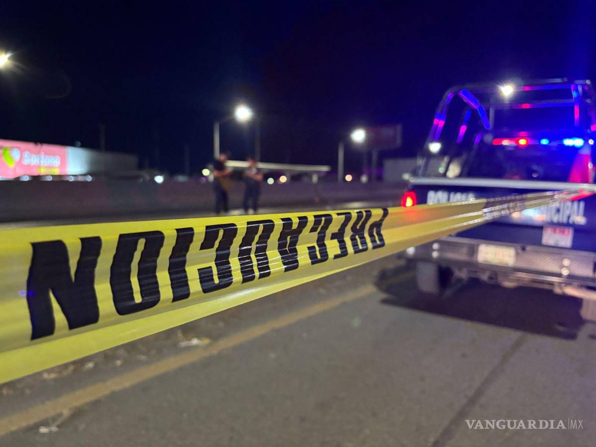 $!Autoridades acordonaron la zona del accidente para iniciar las diligencias correspondientes y evitar más riesgos en la vialidad.