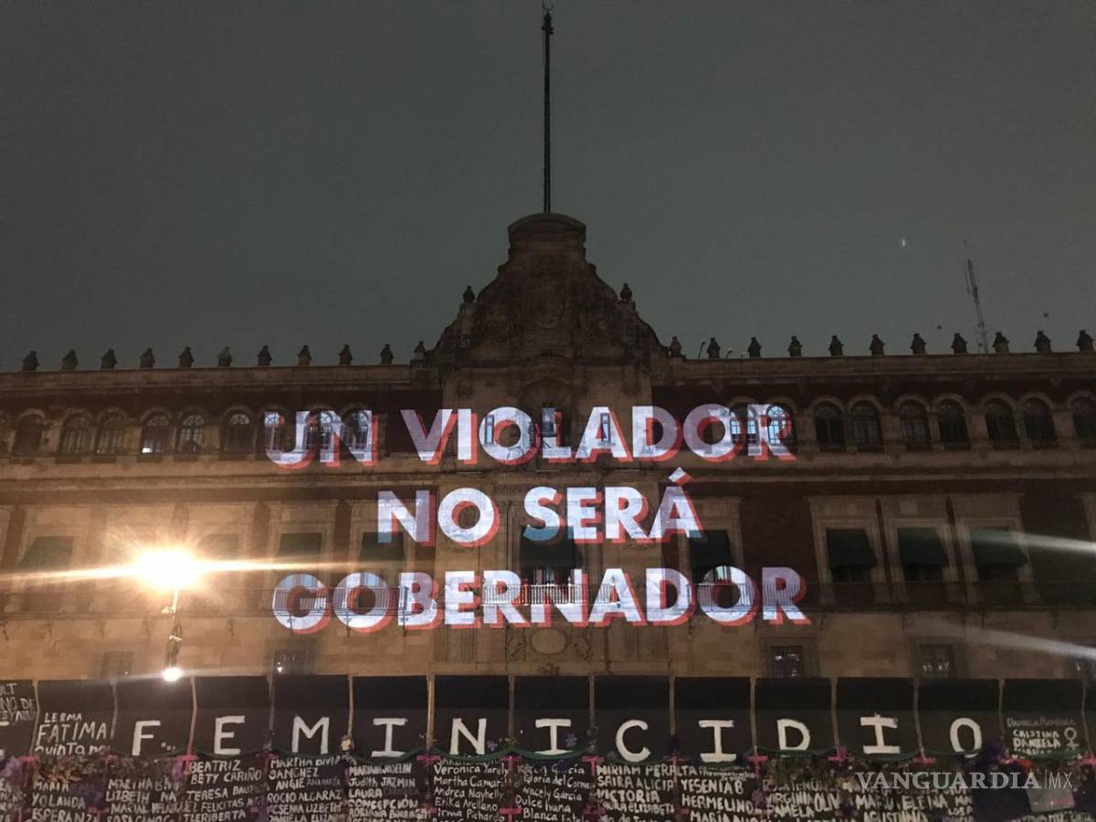 $!‘Muro de la paz’ de AMLO es transformado en memorial de víctimas de feminicidio