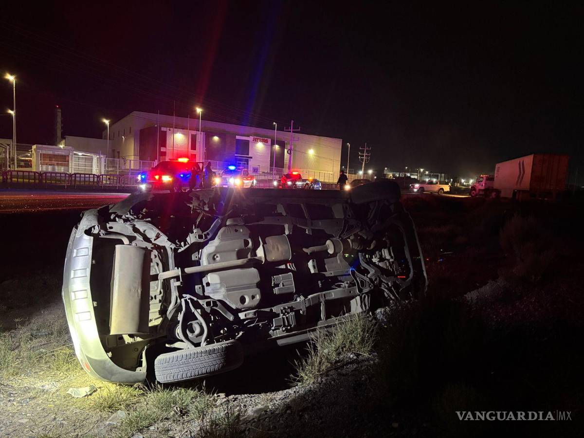 $!Familiares del conductor afectado lo rescataron minutos antes del arribo de las autoridades