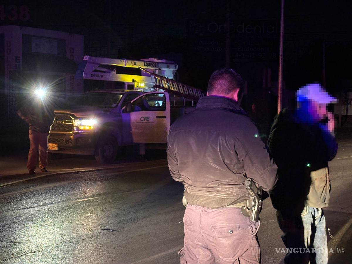$!Personal de la CFE trabaja en la reparación del poste de luz dañado por el impacto del camión recolector.