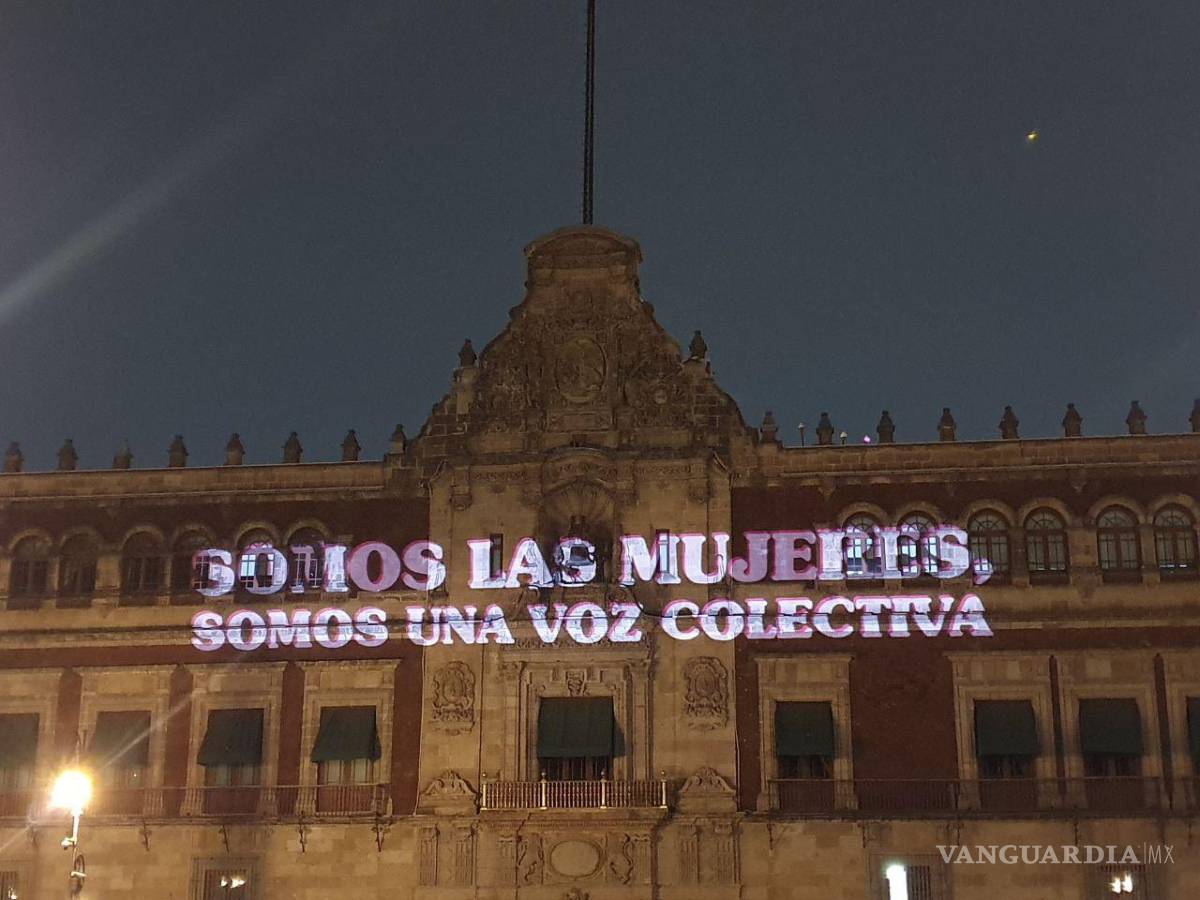 $!‘AMLO, date cuenta’, feministas proyectan consignas en Palacio Nacional