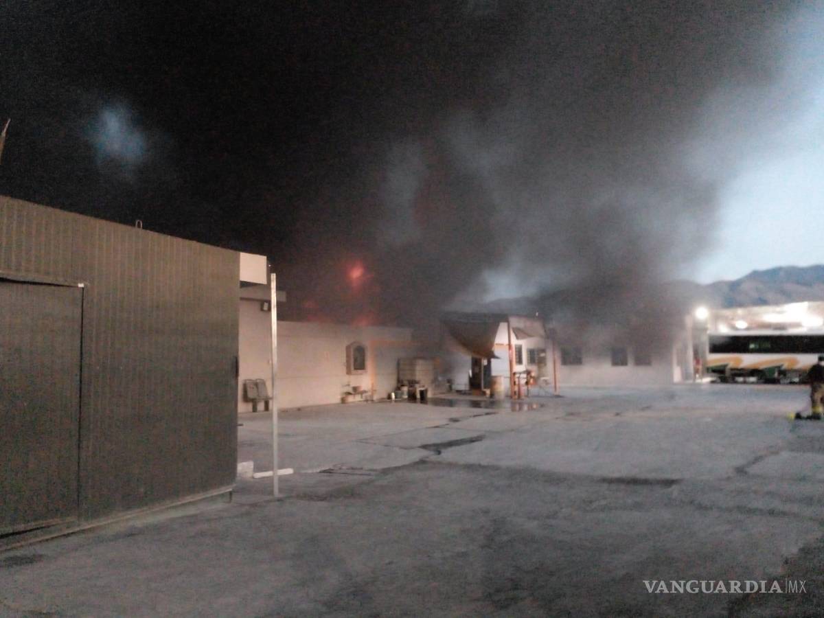 $!En el lugar oficiales de la Policía Municipal acordonando el área, así como personal de bomberos que se encuentra tratanto de sofocar las llamas.