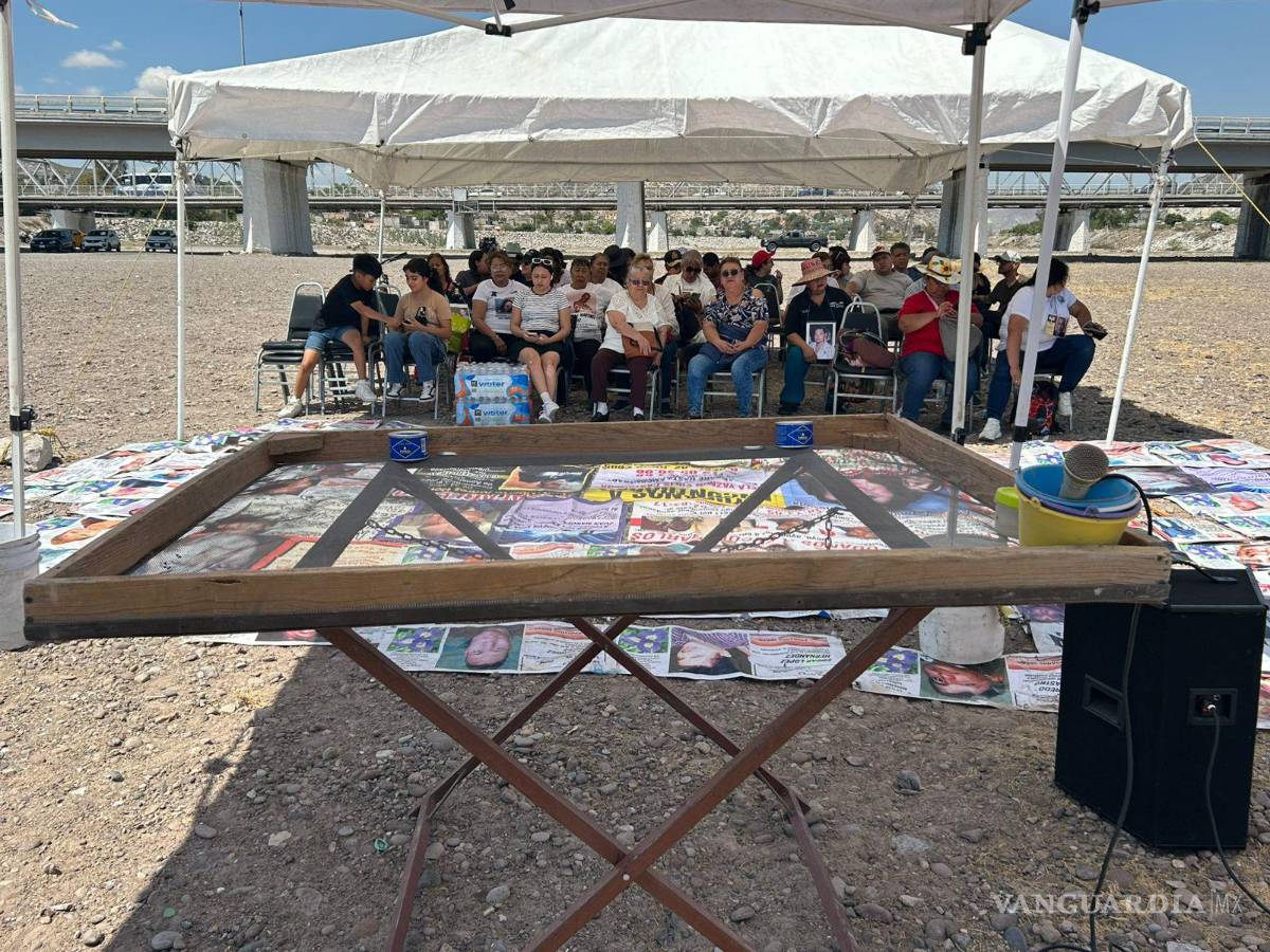 $!Madres buscadoras caminaron desde puntos distintos en Torreón y Gómez Palacio para reunirse en el lecho del río Nazas, donde exigieron justicia por sus hijos e hijas desaparecidos.