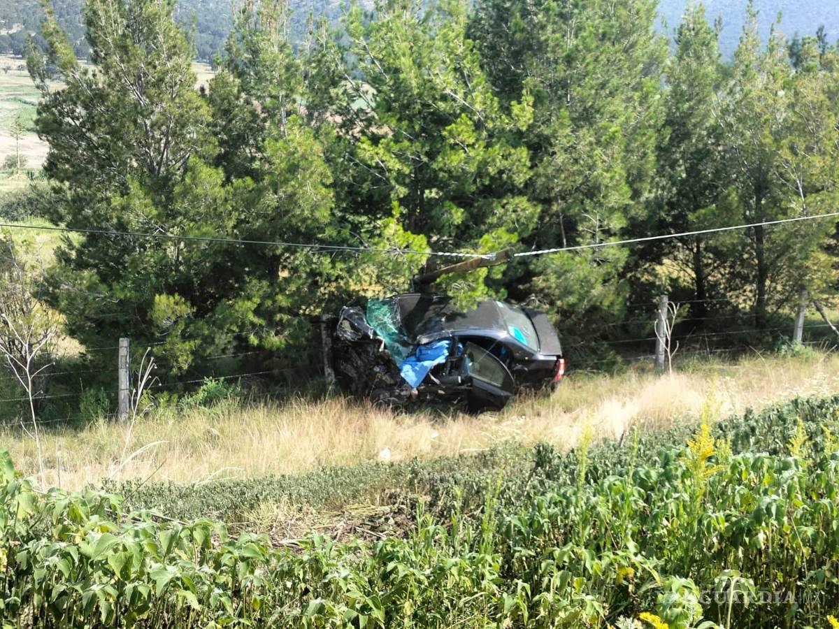 $!El conductor del Chevrolet Aveo murió prensado tras el choque frontal registrado sobre la carretera 57, a la altura del ejido Cuauhtémoc, en Arteaga.