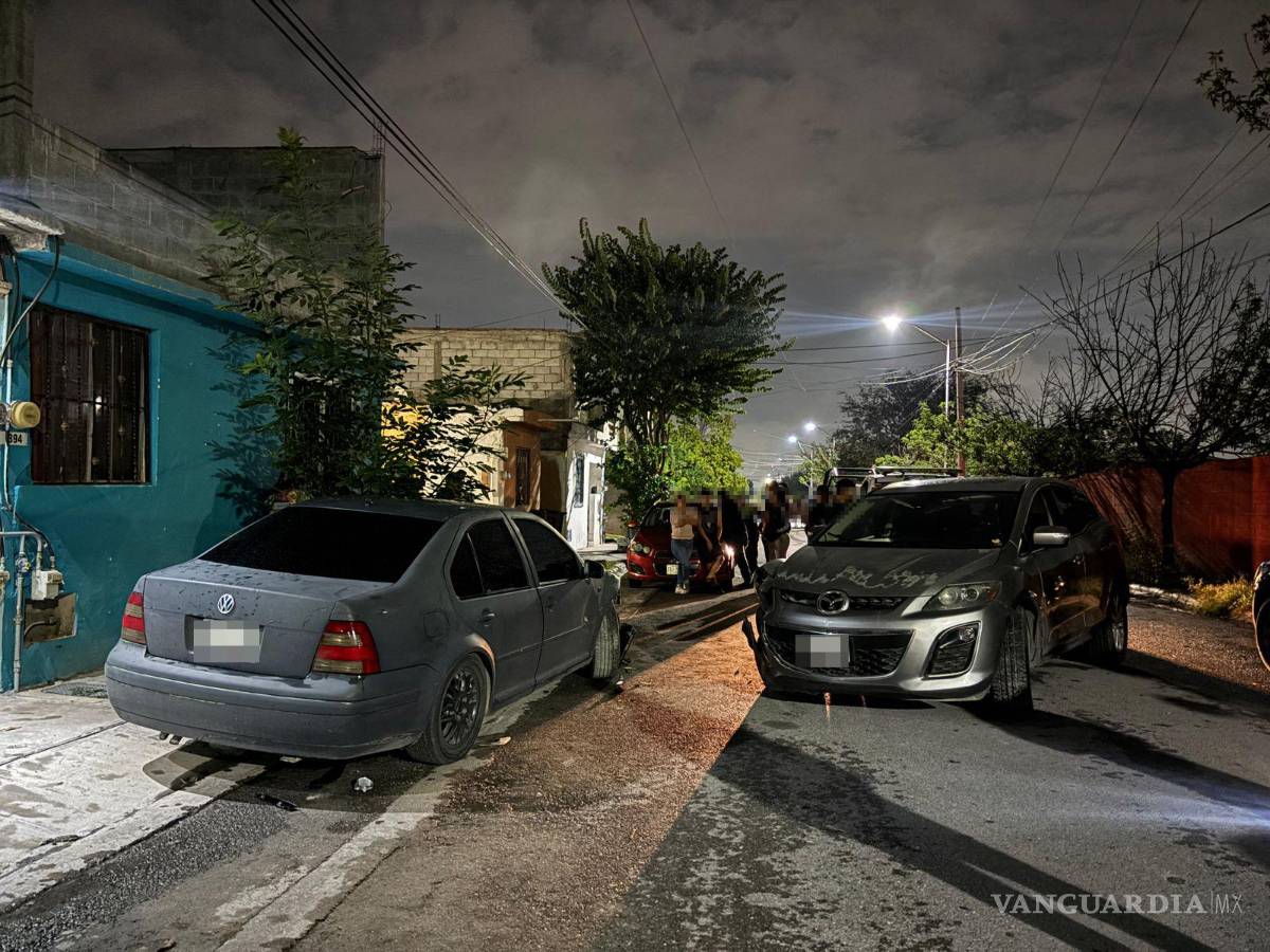 $!La camioneta Mazda terminó impactada contra un vehículo estacionado en la colonia Saltillo 2000.