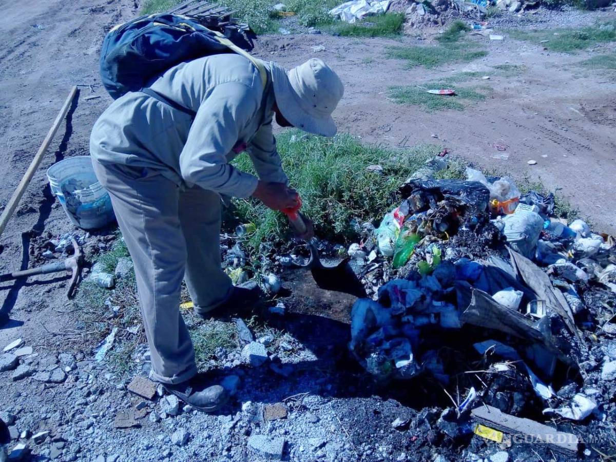 $!Simas Torreón extrae perro del drenaje tras restauración por intensas lluvias