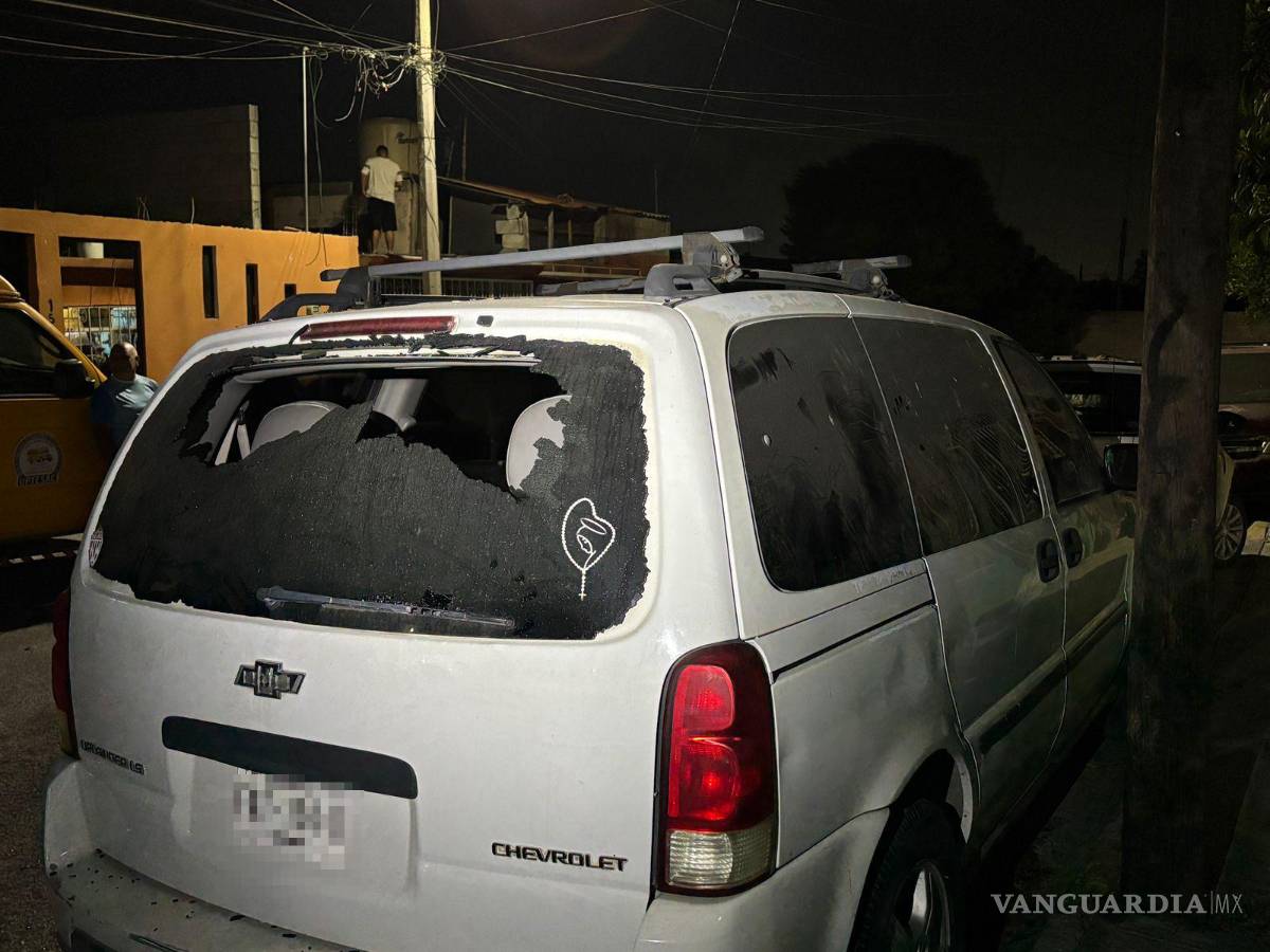 $!Piedras y pedazos de concreto lanzados durante la riña provocaron daños a varios automóviles estacionados.
