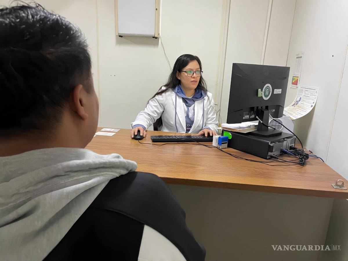 $!El IMSS pidió acudir a recibir atención médica ante síntomas como fiebre, dolor muscular, náuseas o vómito y evitar la automedicación.