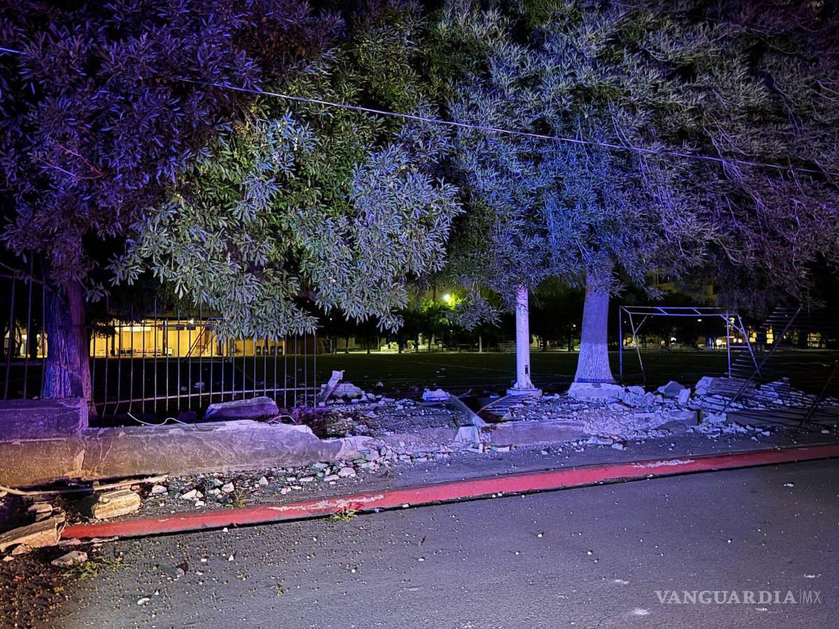 $!La barda perimetral del Tecnológico de Monterrey resultó severamente dañada tras el impacto de la camioneta durante la persecución.