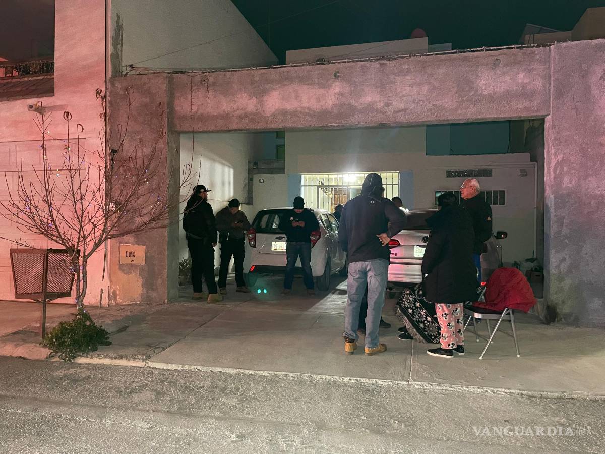 $!Autoridades inspeccionaron el interior de la vivienda y no encontraron indicios de intoxicación por gas, como válvulas abiertas, calentadores encendidos o cilindros en mal estado.