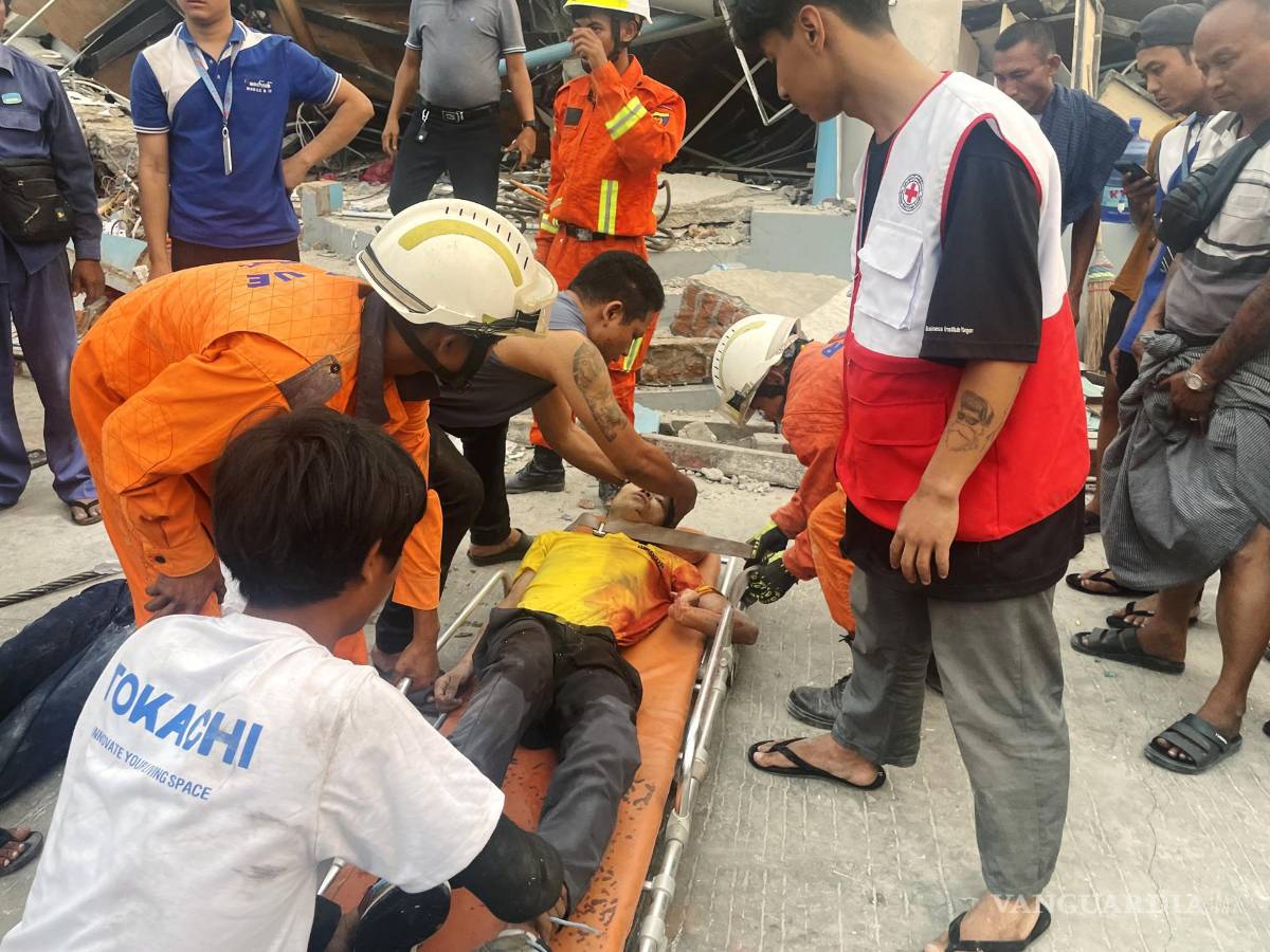 $!Una persona herida es llevada a una camilla mientras los rescatistas buscan sobrevivientes en el mercado de ThaPyayGone en Naypyidaw, Myanmar.