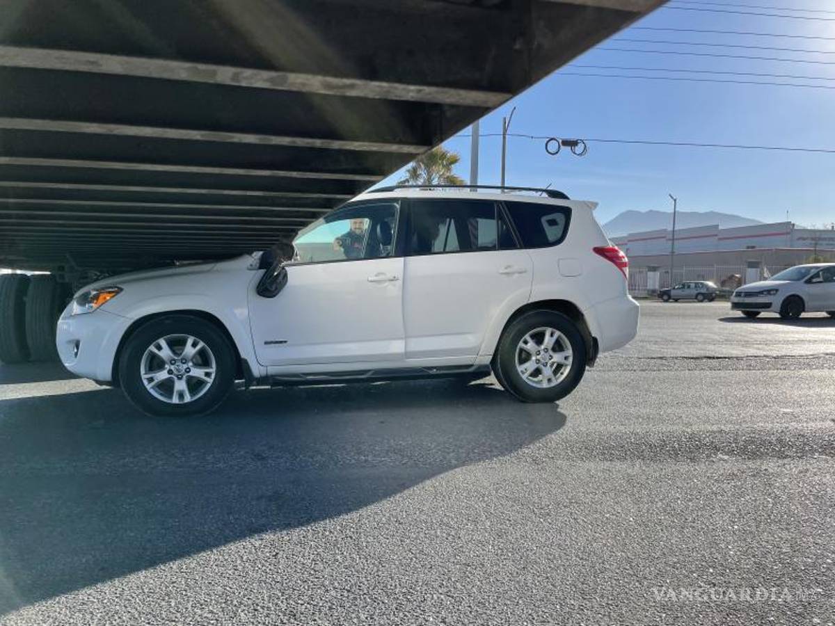 $!El reporte se dio alrededor de las 8:30 de la mañana y movilizó a un camión de rescate y ambulancias.