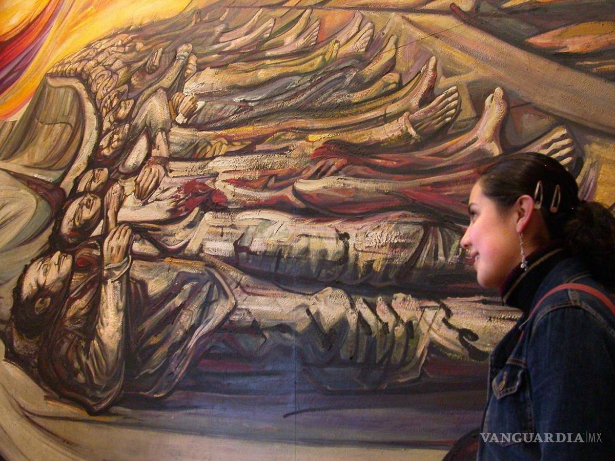 $!Una visitante del castillo de Chapultepec admira un fragmento de la obra Los caídos por la Revolución Mexicana (1910-1917), del muralista David Alfaro Siqueiros (1896-1974). Siqueiros fue uno de los muralistas más importantes del país junto a Diego Rivera y José Clemente Orozco. EFE/Mario Guzmán