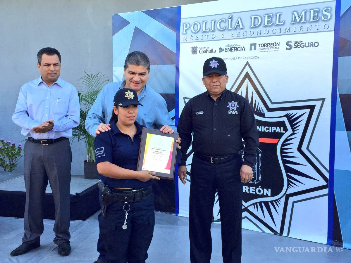 $!Alcalde de Torreón entrega reconocimientos al “policía del mes”
