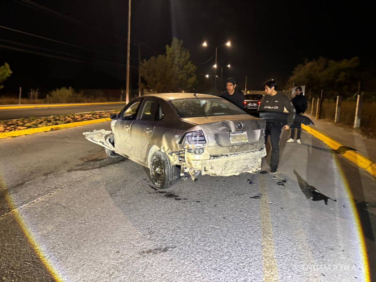 $!El accidente ocurrió durante la madrugada, cuando el conductor perdió el control al tomar una curva a exceso de velocidad.