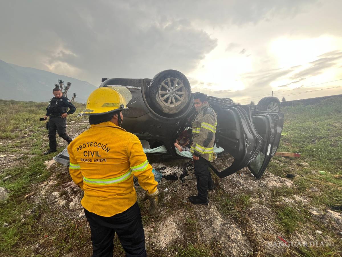$!Paramédicos de Protección Civil atendieron a las cuatro mujeres lesionadas en el lugar.
