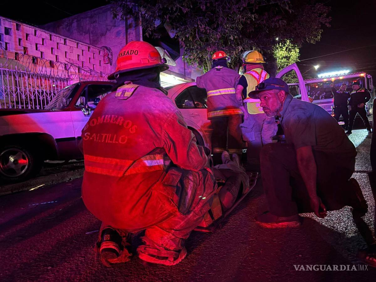 $!Vecinos de la colonia Chamizal salieron a auxiliar a los lesionados al escuchar el estruendo del choque en plena madrugada.
