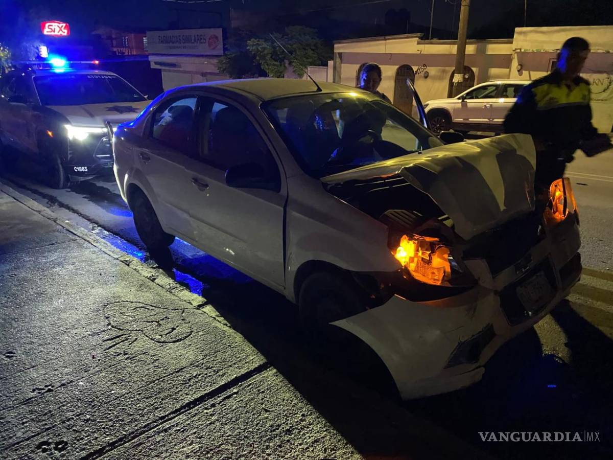 $!Elementos de Tránsito Municipal acudieron al lugar del accidente para tomar conocimiento de los hechos y dialogar con la conductora responsable, quien reconoció haberse quedado dormida mientras manejaba.