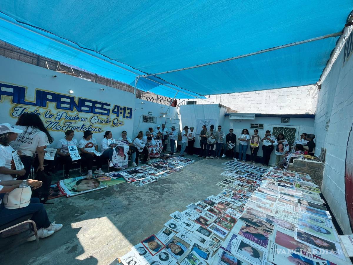 $!Integrantes de la Búsqueda Nacional en Vida extienden los retratos de sus desaparecidos en un centro de rehabilitación de Coahuila.